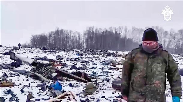 Krieg gegen die Ukraine: So ist die Lage Ist die militärische Transportmaschine Il-76 mit 65 Kriegsgefangenen wirklich abgeschossen worden? Nun gibt es Bilder aus Russland, die Wrackteile zeigen sollen.