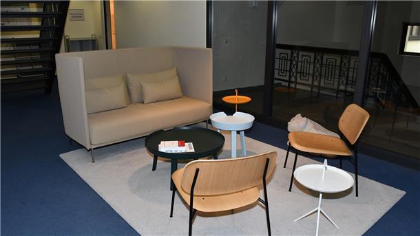 Sofa mit Tisch und Stühlen