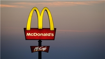 Ein Werbeschild der Restaurantkette McDonald's.