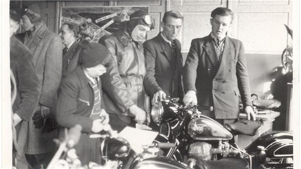 Ist sie nicht schön? Motorradliebhaber beim Begutachten einer Maschine.