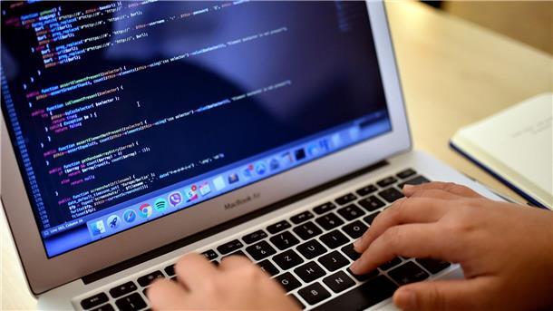 IT-Fachkräfte gesucht: Noch nie waren in Deutschland einer Studie zufolge so viele IT-Stellen unbesetzt wie in diesem Jahr. (Symbolbild)