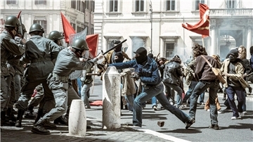 Italien 1978: Die politischen Spannungen führen immer wieder zu gewaltsamen Ausschreitungen zwischen den Kommunisten und der Polizei.