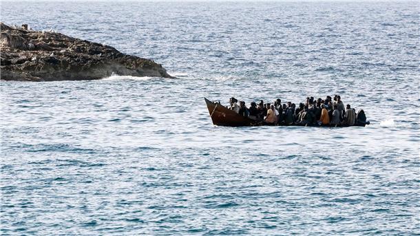 Italien wollte die Asylanträge von auf dem Mittelmeer gestoppten Migranten aus sicheren Herkunftsländern in Albanien prüfen und sie erst dann einreisen lassen. Jetzt äußert sich der EuGH zu einem Aspekt dieses Modells. (Archivbild)