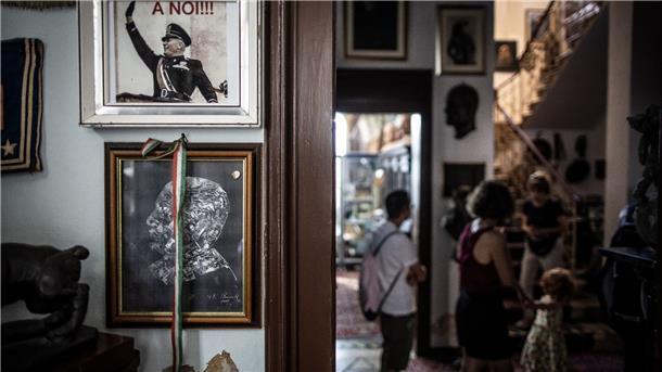 Aufstieg der Faschisten - Italien wieder ganz weit rechts Italiener besuchen das Haus des ehemaligen italienischen Diktators Benito Mussolin in Forli, das um die Jahrtausendwende der Familie Mussolini abgekauft und in ein privates Museum umgewandelt wurde.