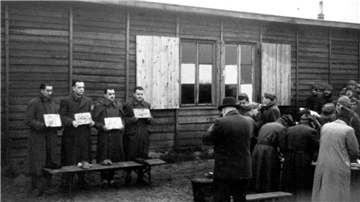 Italienische Militärinternierte bei der Registrierung im Kriegsgefangenenlager Sandbostel. Foto: Vittorio Vialli
