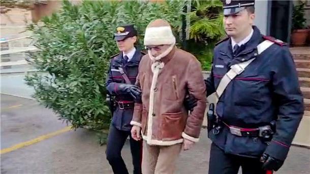 Meistgesuchter Mafioso Italiens verhaftet Italienischen Carabinieri führen Matteo Messina Denaro ab.