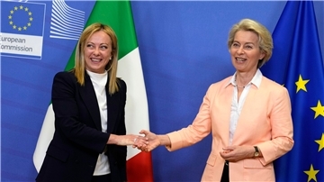 Italiens Ministerpräsidentin Giorgia Meloni (l) ist nach Brüssel gereist und hat Ursula von der Leyen getroffen.
