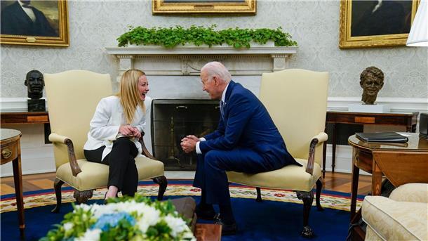 Meloni: Beziehung zu USA ist „historisch eng“ Italiens Ministerpräsidentin Giorgia Meloni und US-Präsident Joe Biden im Weißen Haus.