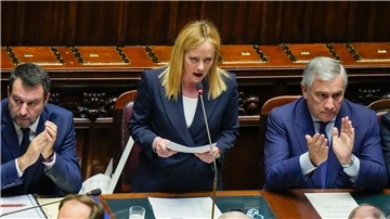 Italiens neue Ministerpräsidentin Giorgia Meloni (M) spricht sich bei ihrer ersten Regierungserklärung gegen die zivile Seenotrettung aus.