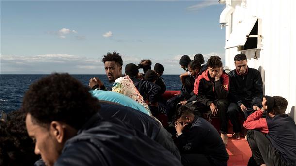 Lage auf Rettungsschiffen: Menschen springen ins Wasser Italiens neue Regierung hat humanitären Rettungsschiffen den Zugang zu seinen Häfen verwehrt.
