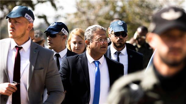 Itamar Ben-Gvir (M), Minister für Nationale Sicherheit von Israel, vor der Knesset.