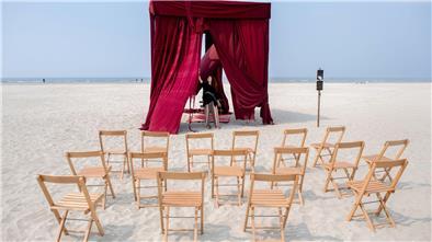 Regisseurin macht Nordseestrand zur Theaterbühne Iulia Grigoriu, rumänische Theaterregisseurin mit Wohnsitz in Berlin, bereitet am Strand der Insel einen Theatervorhang für die Aufführung vor.