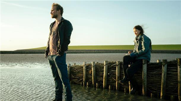 TV-Drama aus Habecks Feder: „Die Flut – Tod am Deich“ Iven (Anton Spieker, l) möchte Wienke (Philine Schmölzer, r) vor der Wahrheit beschützen. Eine Szene aus „Die Flut – Tod am Deich“.