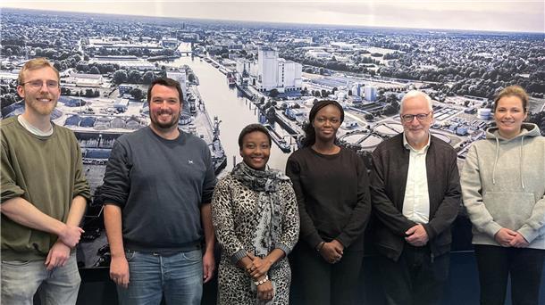 Brake: Darum hat der Wasserverband OOWV zurzeit Besuch aus Ghana Drei Frauen und drei Männer stehen vor einem Luftbild.