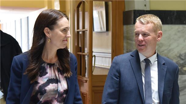 Regierung in Neuseeland: Hipkins wird Nachfolger Arderns Jacinda Ardern (l) wird das Zepter bald in die Hand von Chris Hipkins geben.