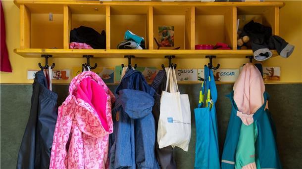 Jacken im Eingangsbereich eines Kindergartens