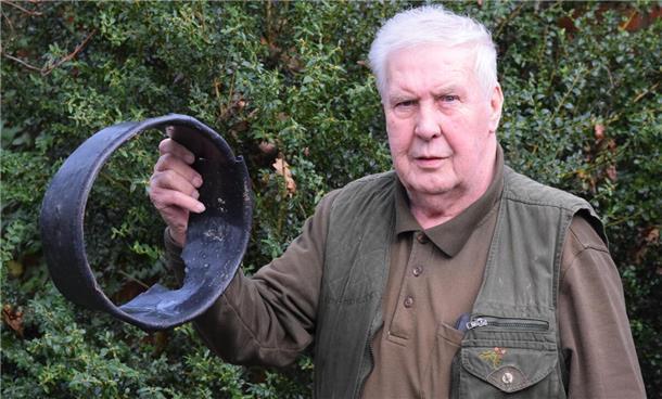 Jäger Dieter Klindworth aus Kalbe zeigt den oberen Teil des Eimers, der sich um den jungen Hirsch gewickelt hat.