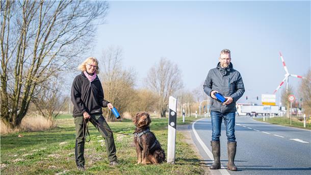 Jagdpächterin Heike Hauenschild und Holger Lehmgrübner aus der Geschäftsführung der Bremerhavener Tier- und Naturschutzstiftung bringen die Wildwarnreflektoren an.