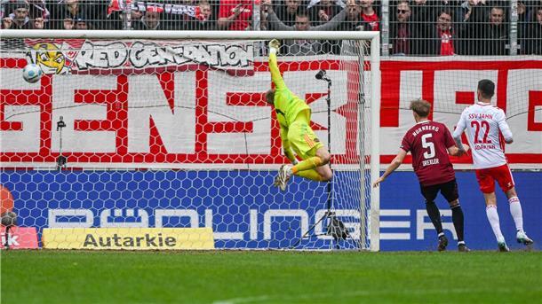Jahn-Stürmer Noah Ganaus erzielt per Kopf das 2:1.