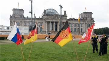 Jahrestag der Erstürmung des Reichstagsgebäudes: Fahnen stehen heute bei einer rechtsextremen Kundgebung vor dem Reichstagsgebäude.