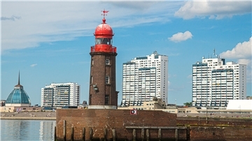 Jahrzehntelang war der Turm auf der Nordmole ein wichtiges Wahrzeichen von Bremerhaven. Inzwischen ist er nur noch eine Erinnerung.