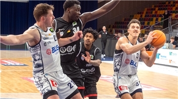 Ein Basketball-Team ist im Angriff