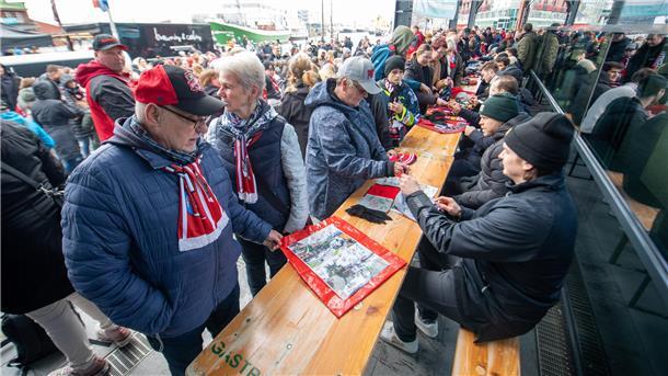 Sechs Spieler verlassen die Fischtown Pinguins - der Abschied in Bildern Jake Virtanen (rechts) gibt Autogramme.