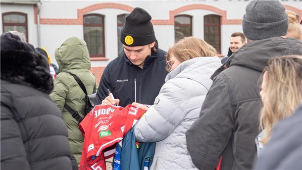 Sechs Spieler verlassen die Fischtown Pinguins - der Abschied in Bildern Jake Virtanen unterschreibt auf einem Trikot.