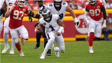 Jalen Hurts (Mitte) holte bei den Kansas City Chiefs den zweiten Saisonsieg mit den Eagles.