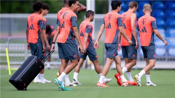 Bayern trainieren mit DJ Musiala vor einem prominenten Gast Jamal Musiala zieht beim Bayern-Training eine Musikbox auf den Platz.