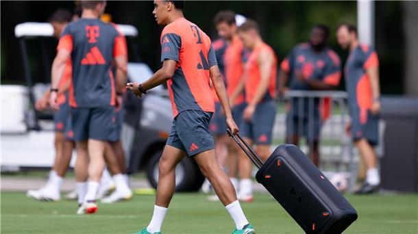 WM-Flop droht: Bayern-Stars „auf gepackten Koffern“ Jamal Musiala zieht eine Musikbox auf den Trainingsplatz. Gegen Flamengo soll der Bayern-Star auf dem Platz für die Musik sorgen.