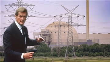 Auf einer Fotomontage steht Roger Moore als Geheimagent James Bond vor dem Kernkraftwerk Unterweser.