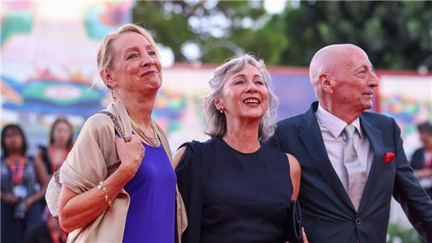 Das sagt Leonard Bernsteins Tochter zum Film „Maestro“ Jamie Bernstein (l-r), Mina Bernstein und Alex Bernstein, Kinder des berühmten Komponisten Leonard Bernstein, kommen zur Premiere des Films „Maestro“.