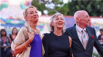 Jamie Bernstein (l-r), Mina Bernstein und Alex Bernstein, Kinder des berühmten Komponisten Leonard Bernstein, kommen zur Premiere des Films „Maestro“.