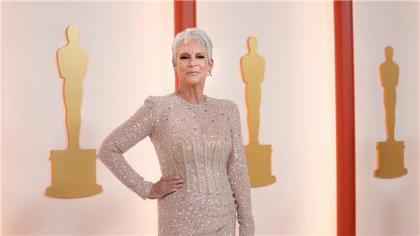 „Im Westen nichts Neues“ gewinnt vier Oscars Jamie Lee Curtis hat sich für einen funkelnden Dress von Dolce & Gabbana entschieden.