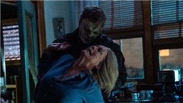 Jamie Lee Curtis (vorne) als Laurie Strode und James Jude Courtney als Michael Myers in einer Szene des Films „Halloween Ends“