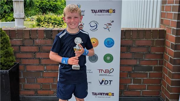 Jan Beyersdorff spielt Tennis beim SV Brake und gewann ein Turnier.
