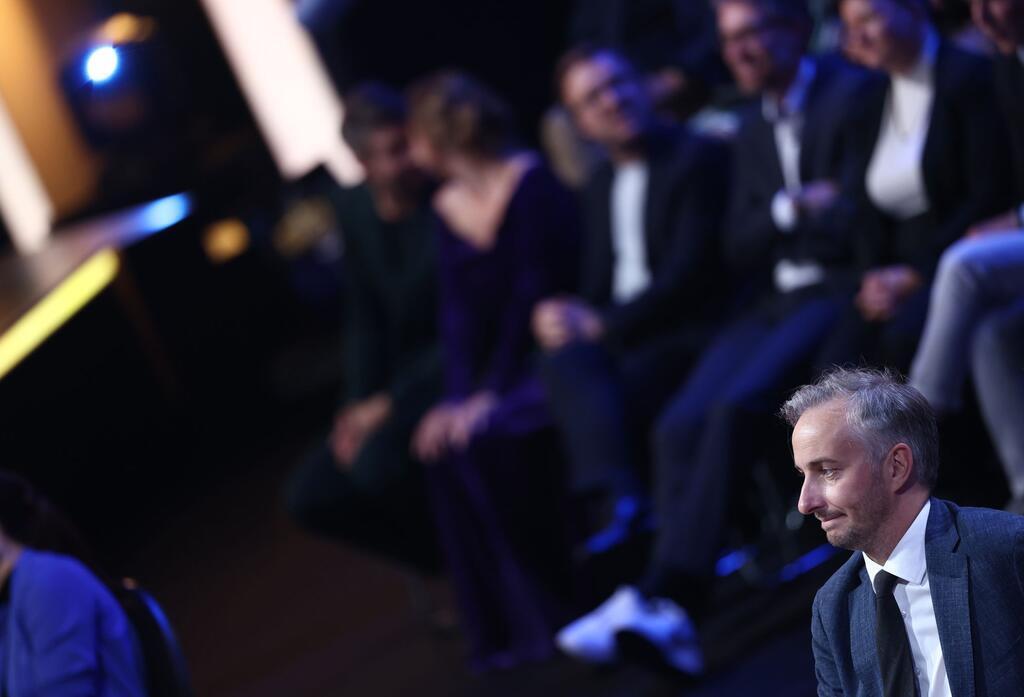 Jan Böhmermann sagt den Auftritt von Rapper Chefket bei seiner Ausstellung in Berlin wegen Antisemitismus-Vorwürfen ab. 