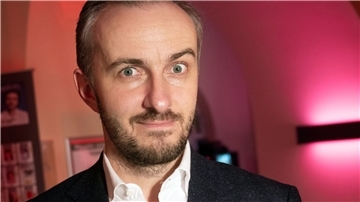 Jan Böhmermann, TV-Entertainer, und Gewinner des Preises für Unterhaltung, bei der Preisverleihung der „Journalistinnen und Journalisten des Jahres 2019“.