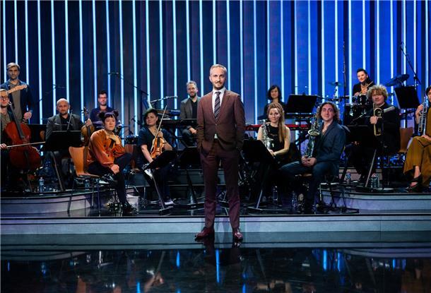 Jan Böhmermann, Moderator, steht im Anschluss an seine Late-Night-Show „ZDF Magazin Royal“ vor seinem Orchester, dem Rundfunk-Tanzorchester Ehrenfeld.