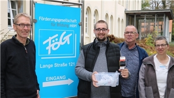 Jan Brandt (Zweiter von links) ist stolz auf seine Leistung: Er wird mit einem Geldpreis der Bremer Karl-Nix-Stiftung für seine erfolgreich abgeschlossene Ausbildung als Fachpraktiker für Lagerlogistik ausgezeichnet. Seine Ausbilder Matthias Nagl, Thomas Zielinski und Manuela Fritz freuen sich mit ihm.
