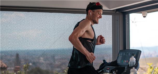 Jan Frodeno meistert den Tri@Home in rund 8:33,39 Stunden - lachend und scherzend.