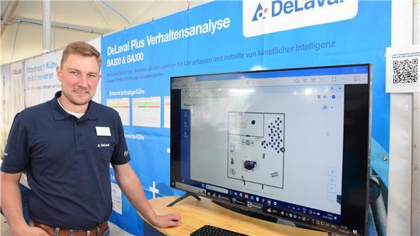 KI in der Landwirtschaft: Das zeigen Aussteller bei der Messe in Tarmstedt Jan-Hendrik Mahnken von BST-Melktechnik in Westertimke zeigt am Stand von DeLaval, wie die KI-unterstützte Herdenüberwachung funktioniert, hier die Verhaltensanalyse von Kühen.