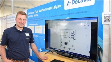 Jan-Hendrik Mahnken von BST-Melktechnik in Westertimke zeigt am Stand von DeLaval, wie die KI-unterstützte Herdenüberwachung funktioniert, hier die Verhaltensanalyse von Kühen.