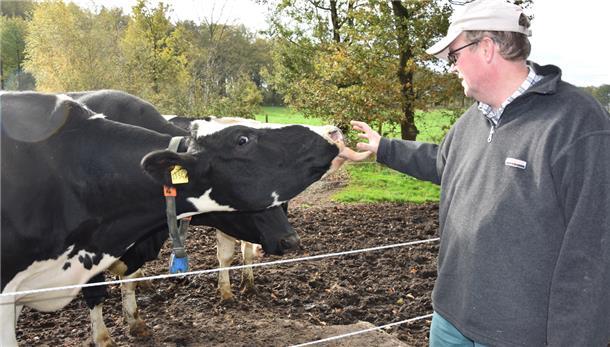 Das Bild zeigt Jan Kaiser mit drei Kühen. 