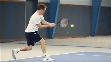 Jan Kalla spielt Tennis für den TK Nordenham