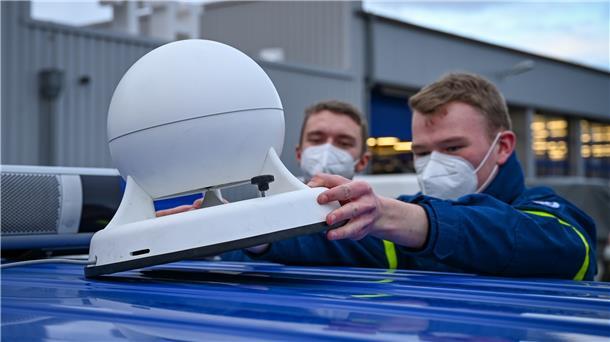 Die Sirenen kehren nach Bremerhaven zurück Jan Ole Prost (rechts) und Philip Gulde vom THW stellen eine mobile Sirene aufs Autodach.