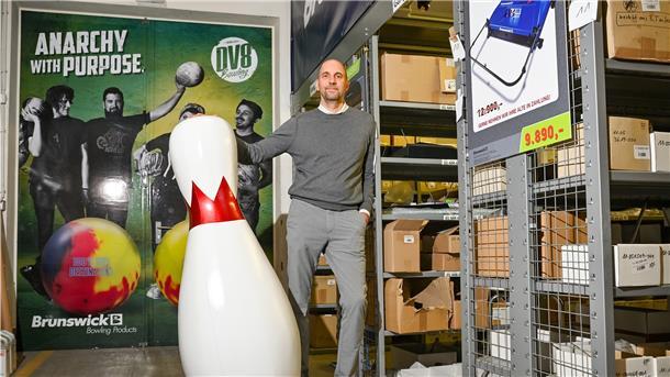 „Nach 60 Jahren schließt sich der Kreis“ Jan-Oliver Hoops und sein Team verkaufen in Sievern Bowling-Equipment.