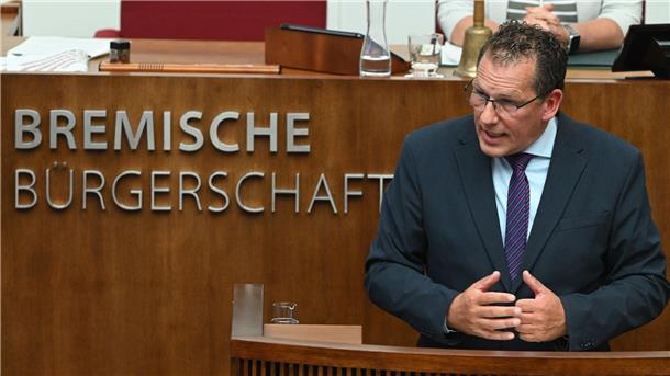 Maulkorb in der Bürgerschaft: Bremerhavener Abgeordneter wehrt sich vor Gericht Mann am Rednerpult.