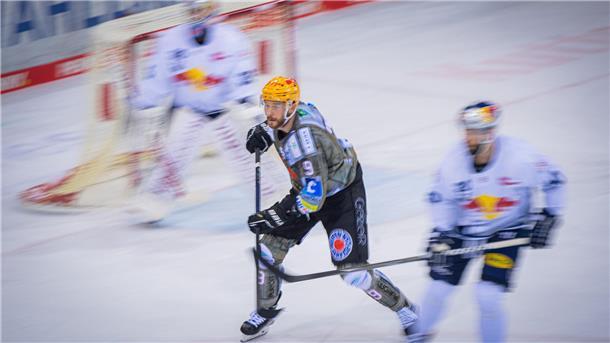 Ein Eishockeyspieler in Aktion